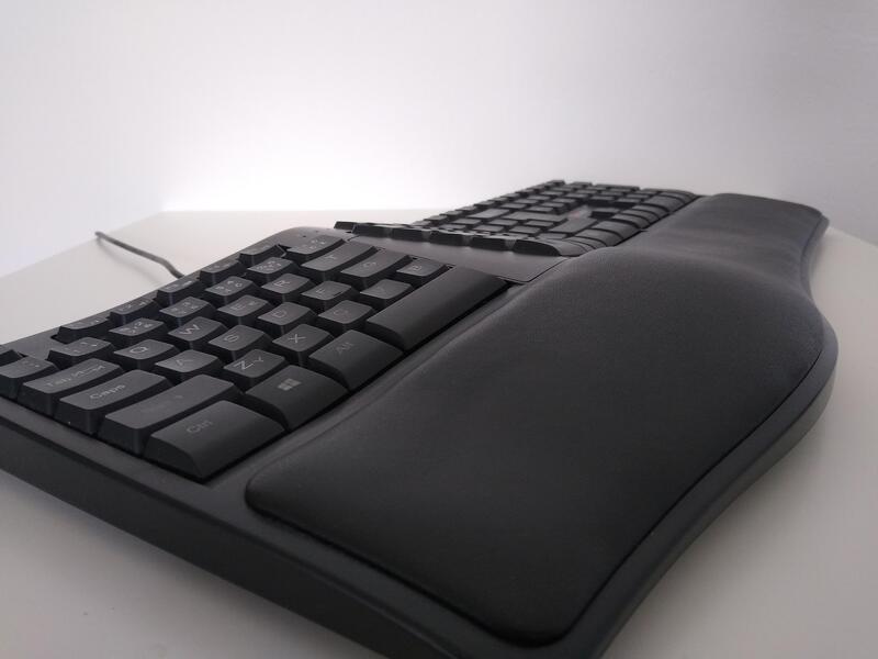 C-Tech Ergo KB-113E tenting close-up