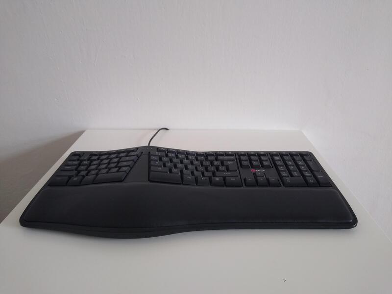 C-Tech Ergo KB-113E desk view